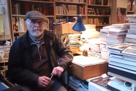 5 décembre 2013. Montpellier, rue de l'Université. M. Bonnefou ferme sa bouquinerie aujourd'hui. Il a passé 50 ans dans les livres.