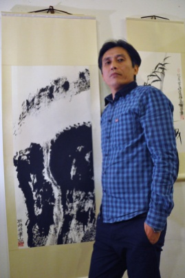 20 Novembre 2013. Shan Shan est un artiste-calligraphe chinois. Exilé politique, il vit à Montpellier depuis 1995
